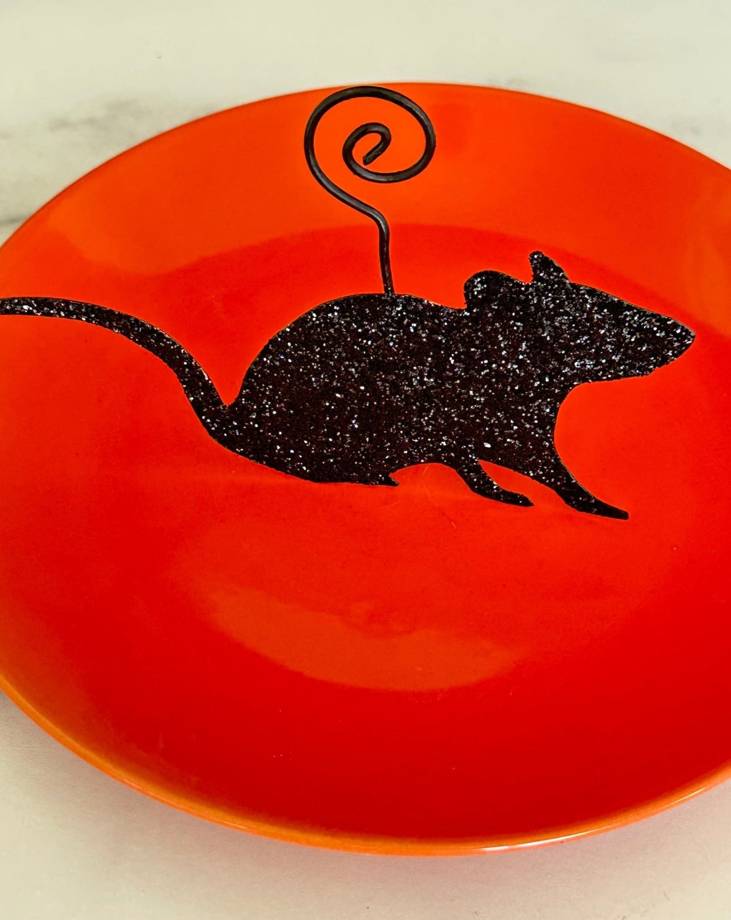 these glitter mice will be a perfectly wanted guest for your spooky dinner party. or use them on a cheese board to help identify cheeses. this cute set of 4 also includes 8 blank recycled kraft cards. made of metal. Approx. 3.5"