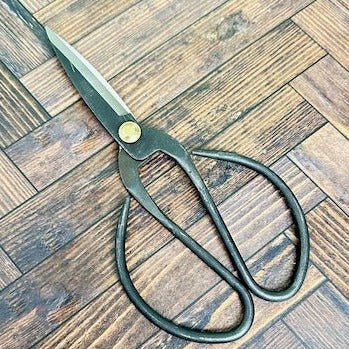 these scissors are a versatile tool that combines timeless design with practical functionality. crafted with precision and attention to detail, making them an essential addition to your gardening toolkit or for various household uses