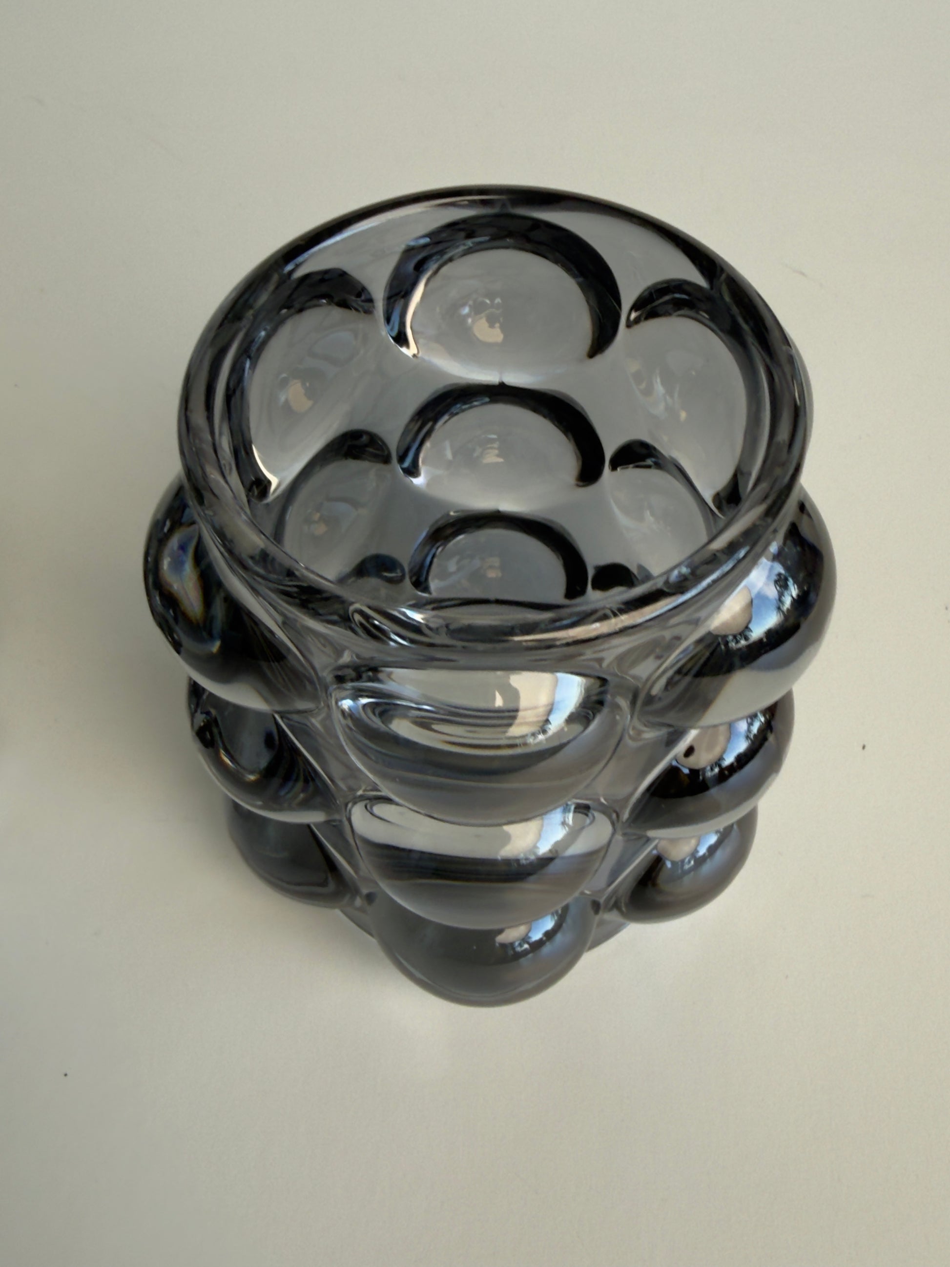 these modern glass votive holders have an iridescent shine that really makes them pop wherever they are placed.

this set of 2 will hold either a votive or tealight candle

approx. 3.5" high x 3" wide