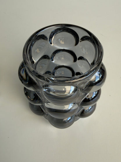 these modern glass votive holders have an iridescent shine that really makes them pop wherever they are placed.

this set of 2 will hold either a votive or tealight candle

approx. 3.5" high x 3" wide