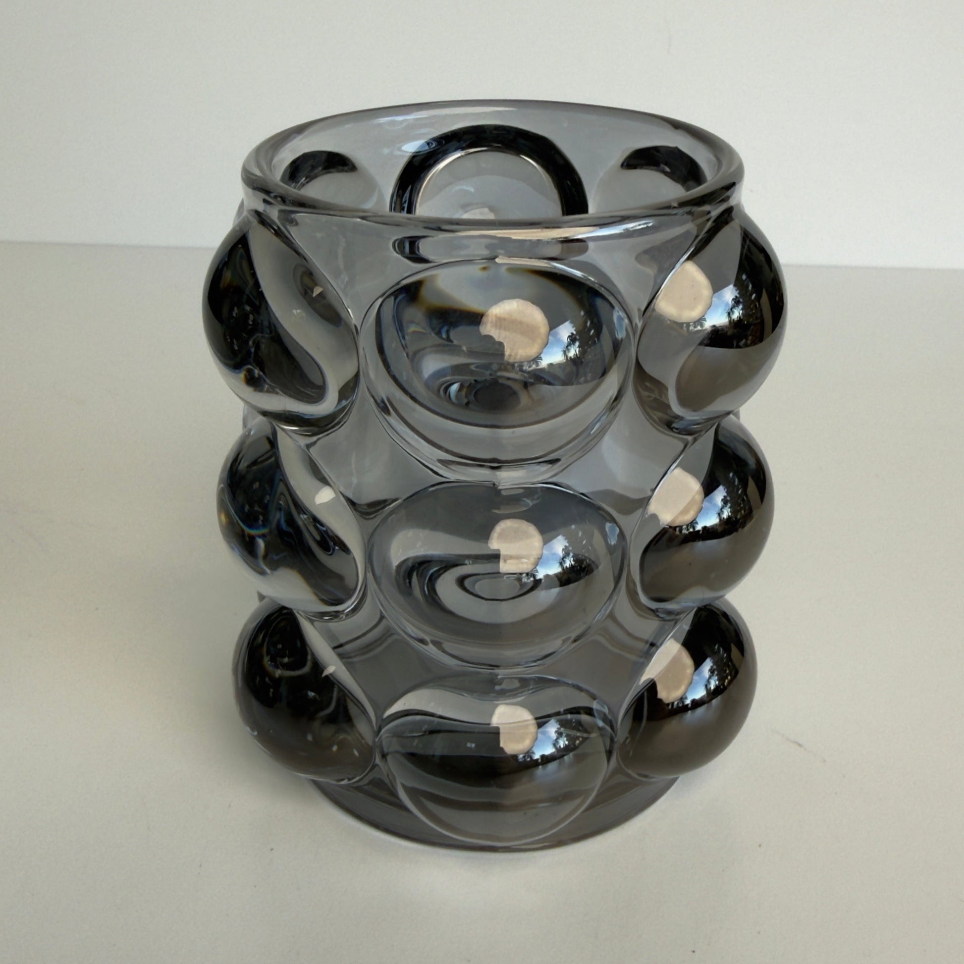 these modern glass votive holders have an iridescent shine that really makes them pop wherever they are placed.

this set of 2 will hold either a votive or tealight candle

approx. 3.5" high x 3" wide